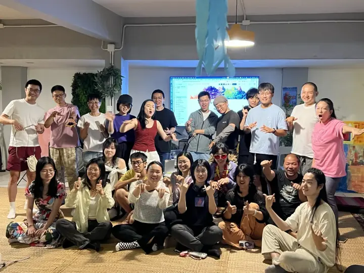 一群人在室内活动结束后合影