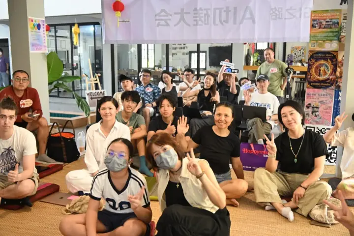 一群人在摆有作品的室内空间合影