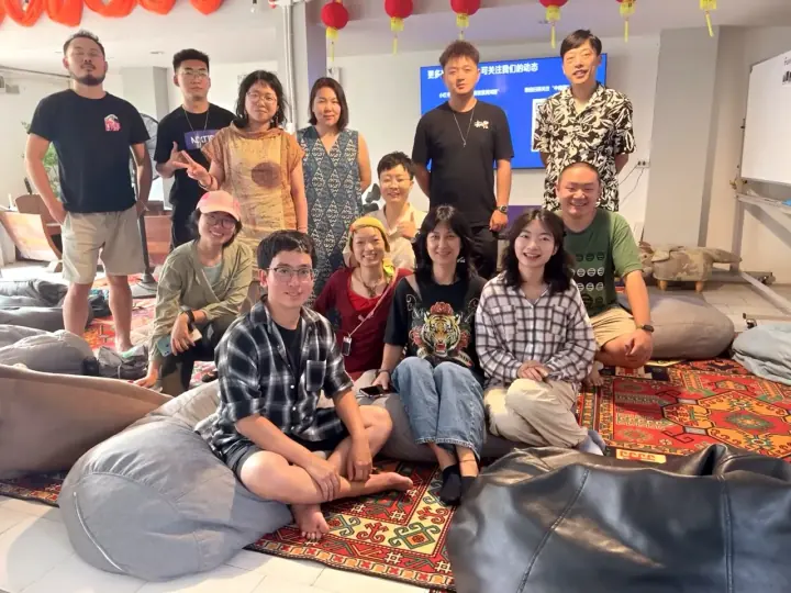一群人在铺有地毯的室内空间合影