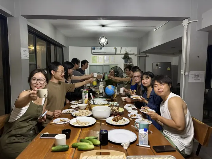 人们围坐餐桌用餐