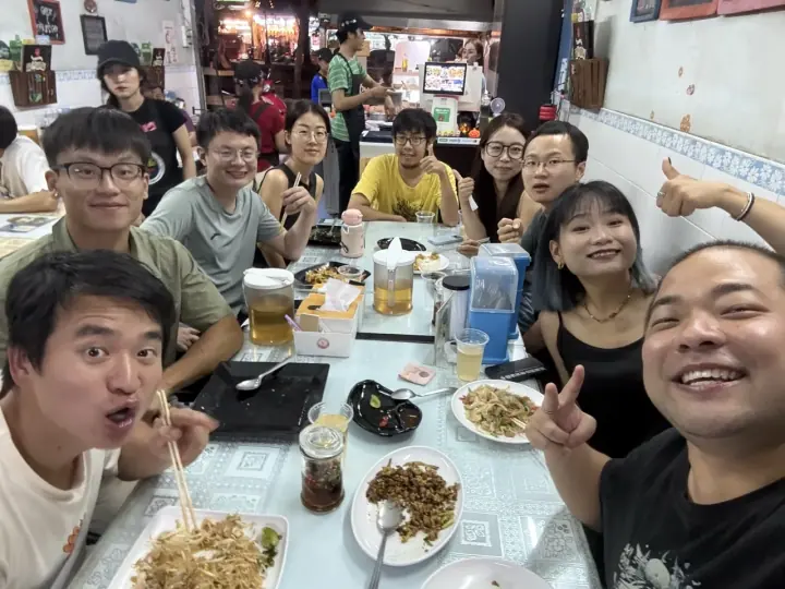 人们在聚餐时面对镜头合影