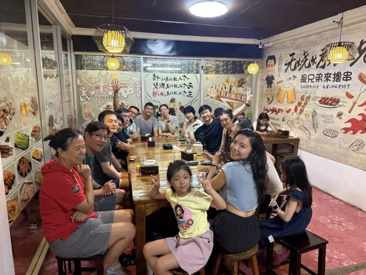 人们在餐厅餐桌旁合影