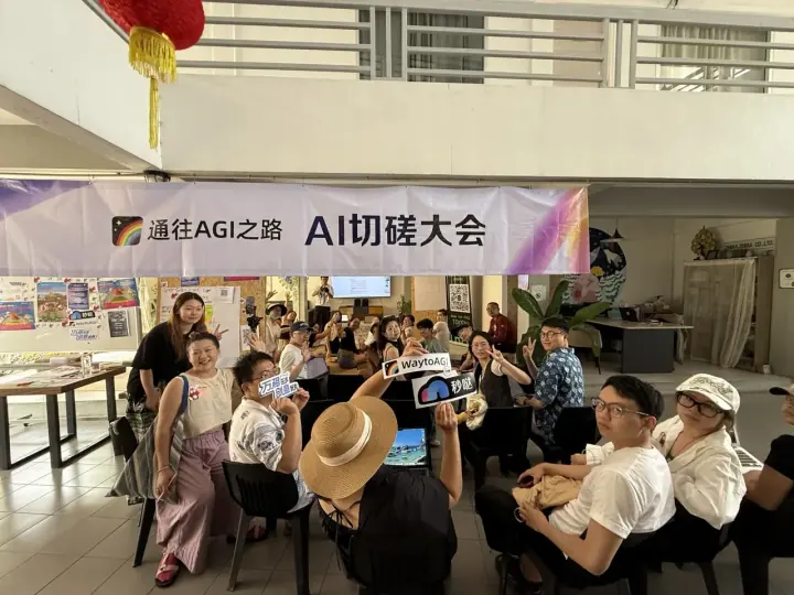 一群人在室内活动现场合影