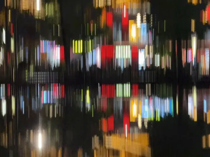 彩色灯光在深色背景中形成流动的光影