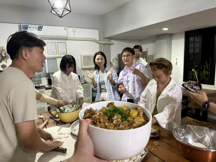 人们围在厨房和餐桌旁制作食物