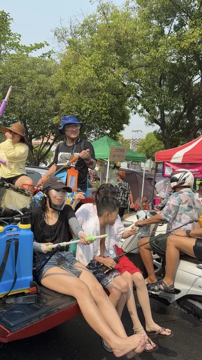 CMI 社区过往照片 255，纵向画面