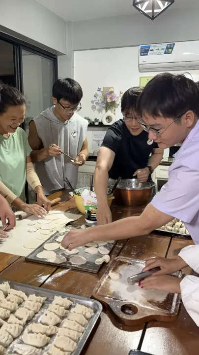 CMI 社区过往照片 324，纵向画面